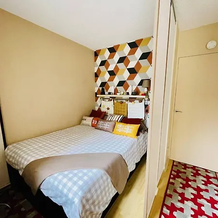 Lumineux Avec Balcon, Centre, A 200m De La Plage, Proche Commerces Et Marche - Fr-1-433-119 *