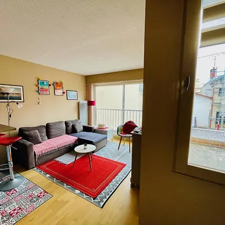 Lumineux Avec Balcon, Centre, A 200m De La Plage, Proche Commerces Et Marche - Fr-1-433-119 *